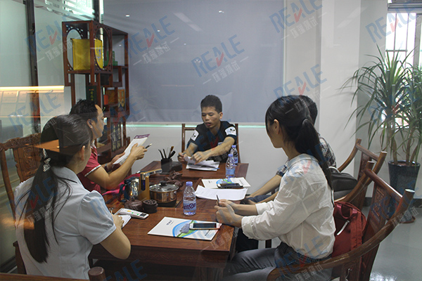左邊是總經(jīng)理，右邊為越南客戶