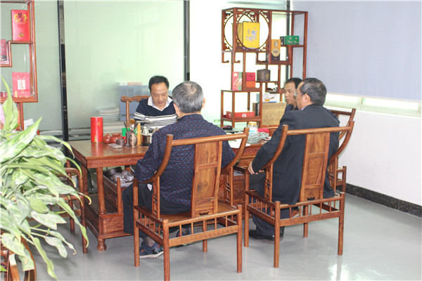 總經(jīng)理在VIP會(huì)議室接待客戶(hù)